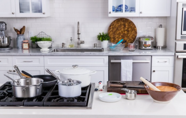 Dapur dengan peralatan masak dari besi seperti nabe